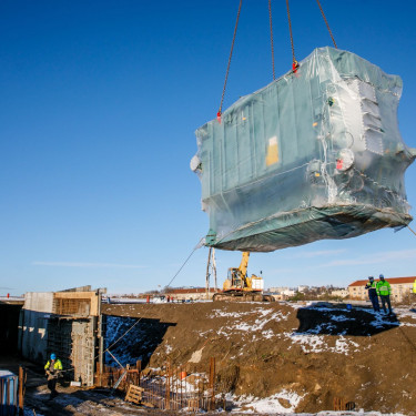 „Kauno energijos“ inovacija: į „Mokslo salą“ atkeliavo 30 tonų sveriančios šalčio mašinos