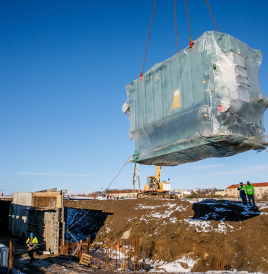 „Kauno energijos“ inovacija: į „Mokslo salą“ atkeliavo 30 tonų sveriančios šalčio mašinos