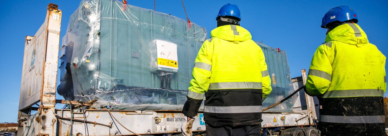 „Kauno energijos“ inovacija: į „Mokslo salą“ atkeliavo 30 tonų sveriančios šalčio mašinos