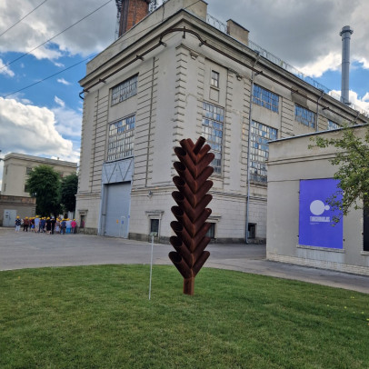 Petrašiūnų elektrinę papuošė pirmoji skulptūra